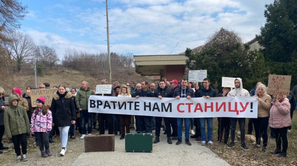 Meštani Čortanovaca i Kreni-Promeni održali protest ispred Opštine Inđija zbog izmeštanja železničke pruge 1