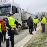 Blokada ulice na Novom Beogradu zbog šlepera koji prljaju ulice i prave buku 4