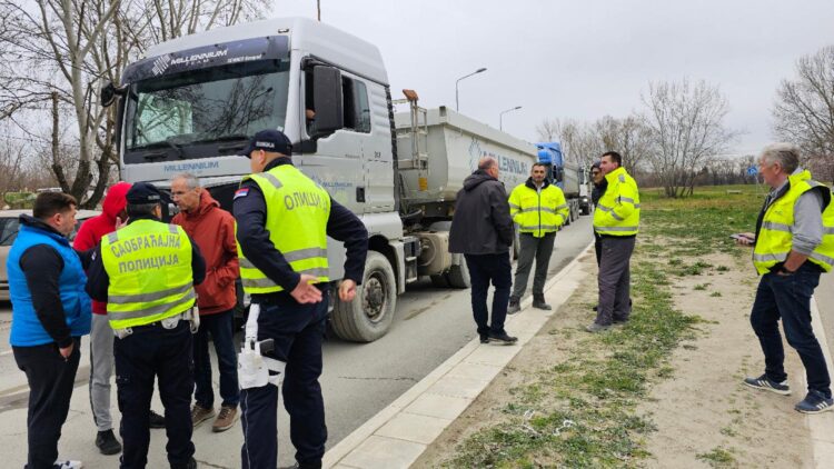 Blokada ulice na Novom Beogradu zbog šlepera koji prljaju ulice i prave buku 1