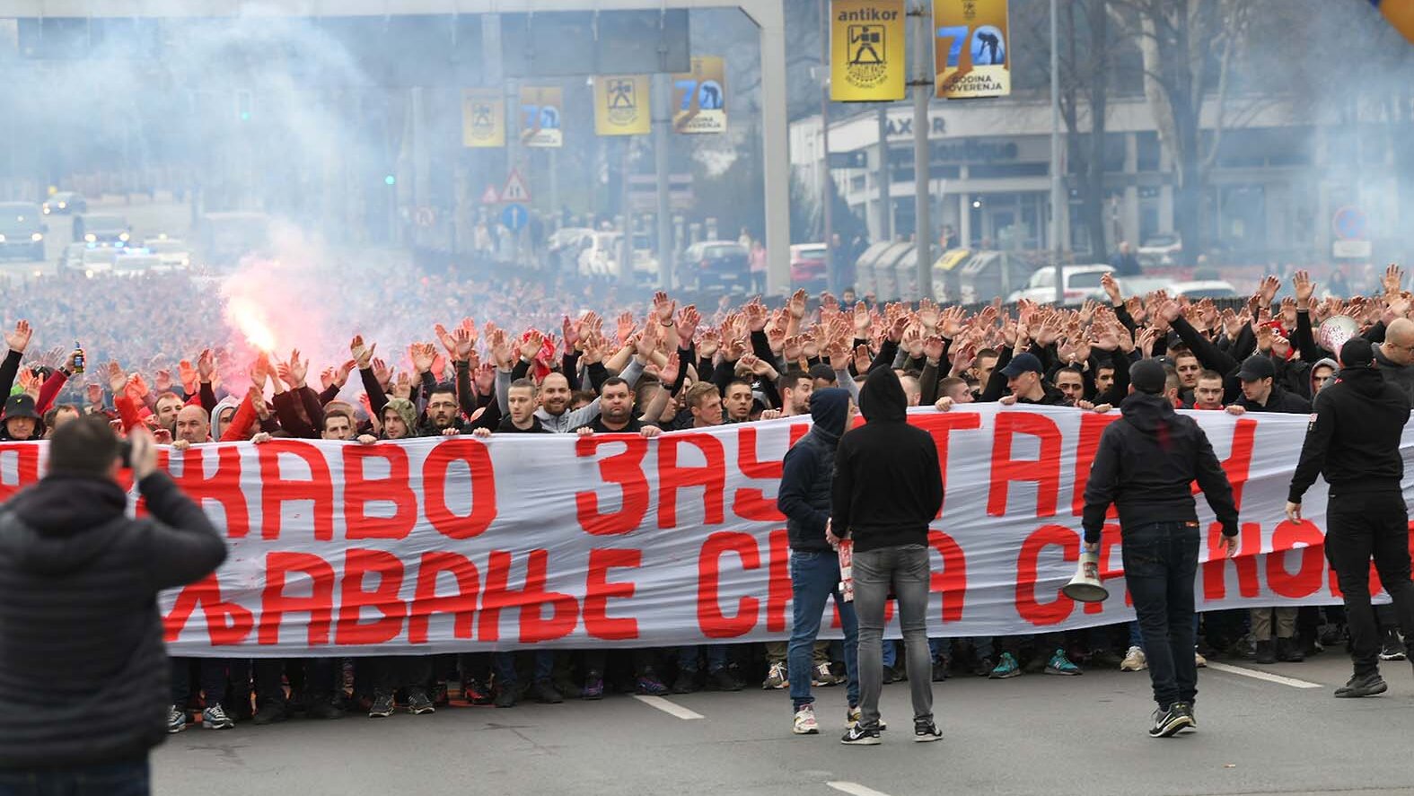 Transparent bez Vučića, ali za njega: Zašto je benigna "navijačka" poruka sa transparenta "Državo, zaustavi iseljavanje Srba sa Kosova!" izazvala toliko reakcija 2 Transparent bez Vučića, ali za njega: Zašto je benigna "navijačka" poruka sa transparenta "Državo, zaustavi iseljavanje Srba sa Kosova!" izazvala toliko reakcija 2