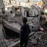 Stotine gladnih Palestinaca beže sa severa ka jugu Gaze 11
