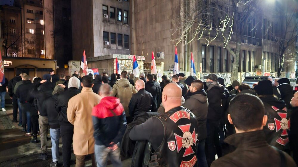 Pripadnici neonacističke grupe obeležili godišnjicu smrti Milana Nedića, nešto dalje građani protestvovali zbog skupa (FOTO) 1