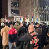 Pripadnici neonacističke grupe obeležili godišnjicu smrti Milana Nedića, nešto dalje građani protestvovali zbog skupa (FOTO) 3