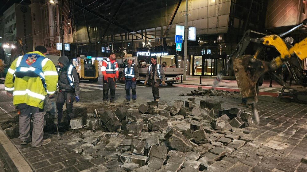 Obustavljen saobraćaj zbog vađenja popucalih i potonulih kocki u ulici Vase Čarapića 1