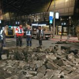 Obustavljen saobraćaj zbog vađenja popucalih i potonulih kocki u ulici Vase Čarapića 10