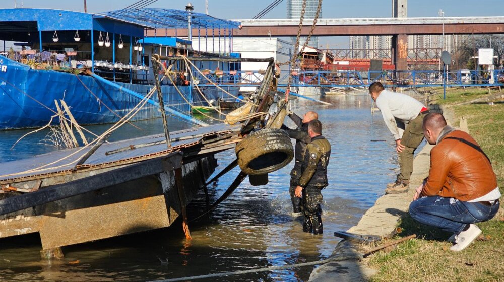 Počelo izvlačenje splava “Kartel” koji je potonuo krajem decembra 1