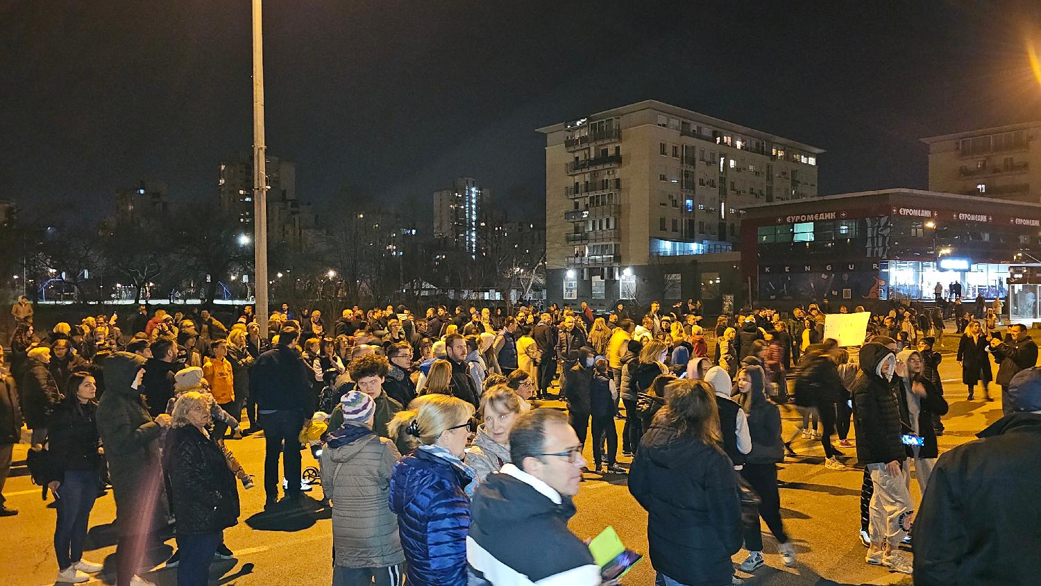 Novi protest u Bloku 63, stanari blokirali Ulicu Jurija Gagarina (FOTO) 3