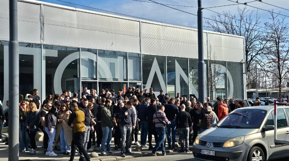 Sveće za nastradalog sportistu: Porodica i prijatelji Stefana Savića okupili su se da mu odaju poštu 1