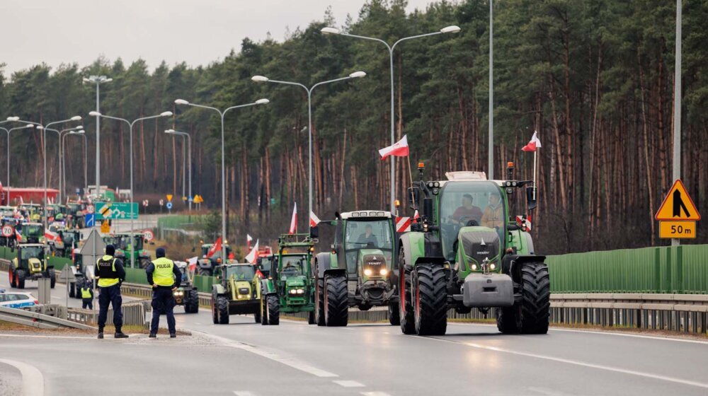 Eskalacija protesta: Poljski poljoprivrednici bacali kamenje na policiju i pokušali da probiju barikade oko zgrade parlamenta u Varšavi 1