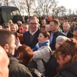 "Da ste živi sto godina, da uhapsite Kurtija i da se smiri Kosovo": Građani sa Vučićem na prikazu vojnog naoružanja u Nišu povodom Dana državnosti 11