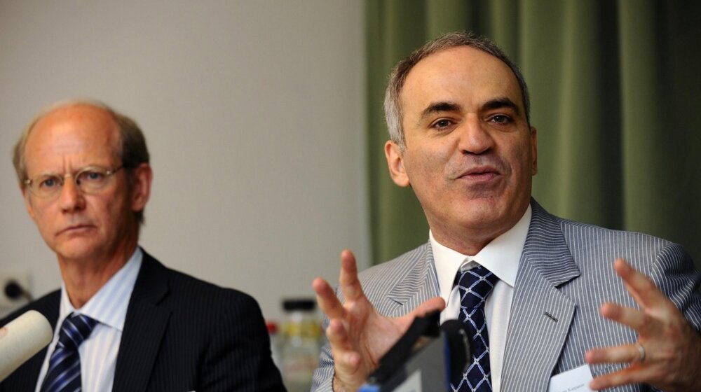 "Ako vas zanima istina, daću priliku vama i vašim gledaocima": Gari Kasparov pozvao Takera Karslona na duel 1