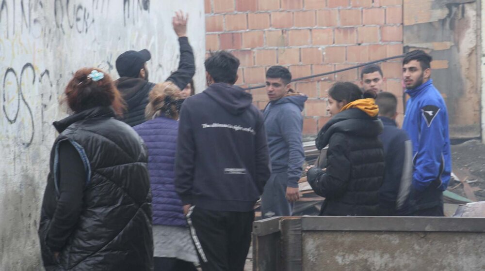 "Upali su maskirani i udarali nas pendrecima": Da li policija sa Romima drugačije postupa? 1