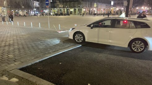 Umesto kocki i pešačkog prelaza - asfalt i ivičnjak: Kako sada izgleda kolovoz kod Trga republike? (FOTO) 7