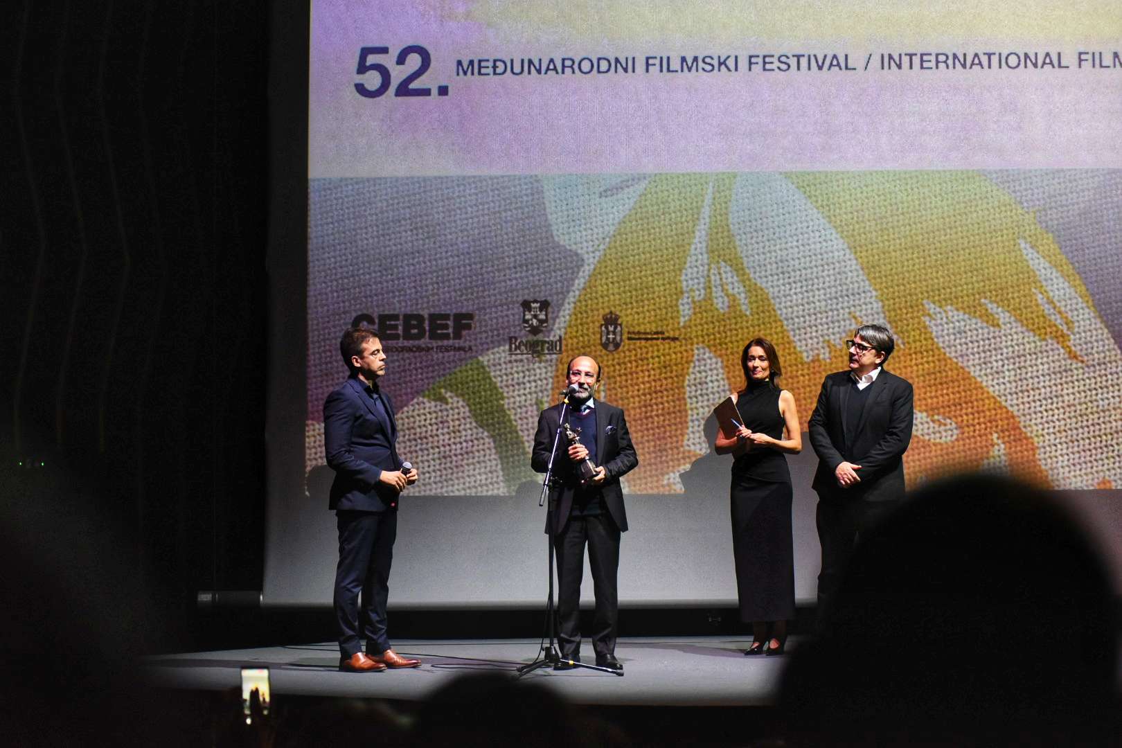 Velika je čast dobiti "Beogradskog pobednika", i vrlo emotivno, pamtiću ovo veče: Ašgaru Farhadiju, dvostrukom oskarovcu, uručena nagrada Festa 1