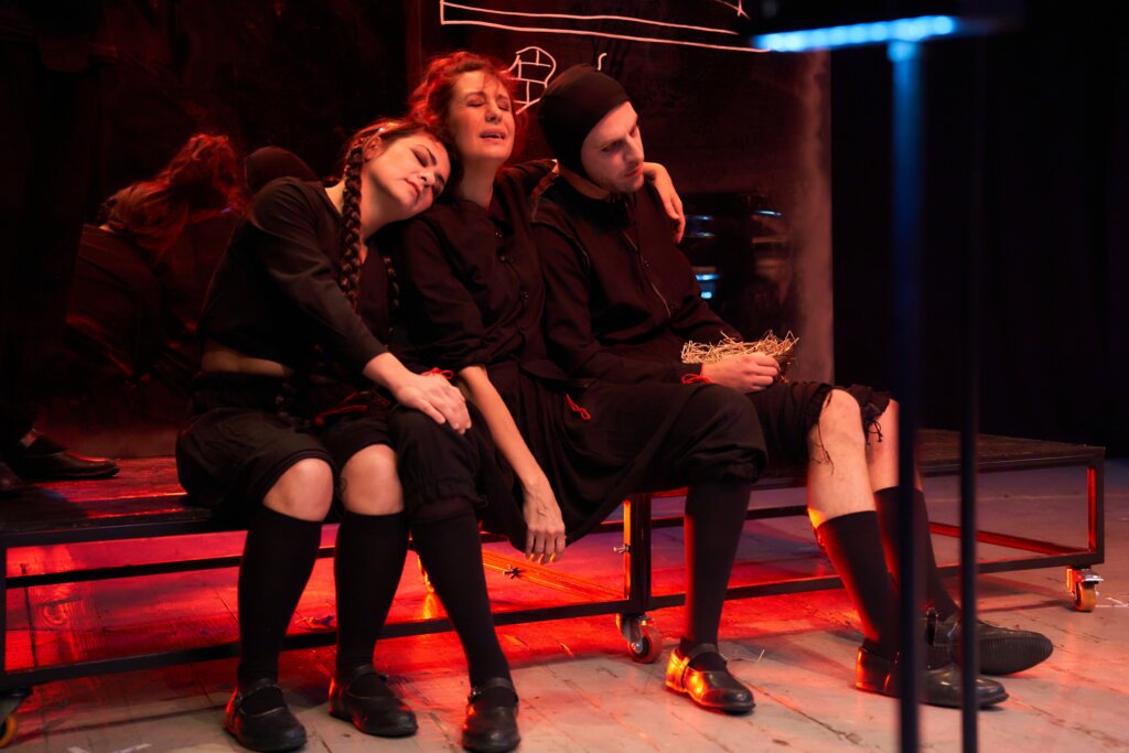 Svet u kome sve počinje od ljubavi i mržnje: Premijera "Ljudi bez grobova" po romanu Enesa Halilovića, koprodukcija BDP i Regionalnog pozorišta iz Novog Pazara 3 Svet u kome sve počinje od ljubavi i mržnje: Premijera "Ljudi bez grobova" po romanu Enesa Halilovića, koprodukcija BDP i Regionalnog pozorišta iz Novog Pazara 2