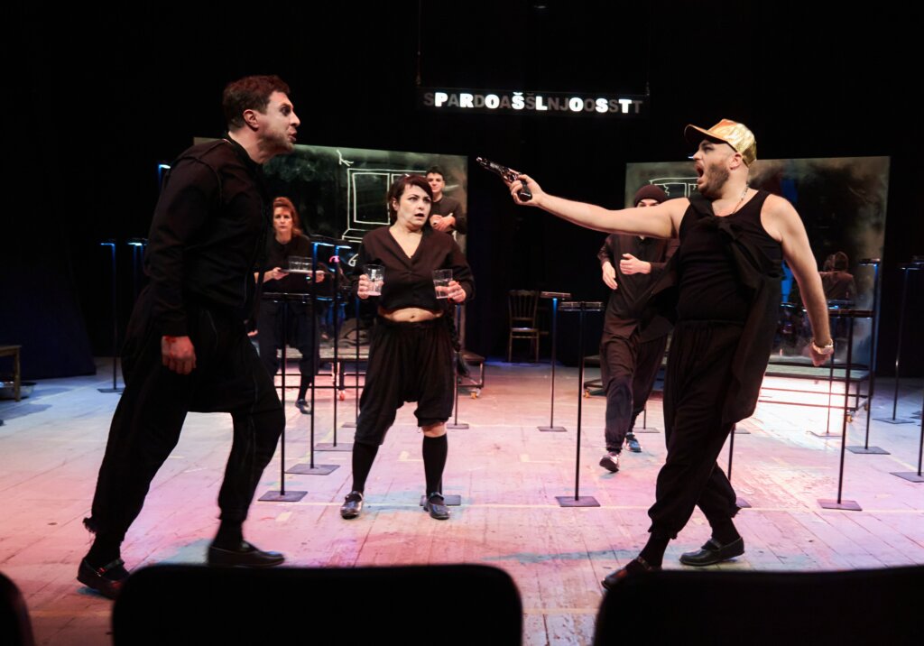 Svet u kome sve počinje od ljubavi i mržnje: Premijera "Ljudi bez grobova" po romanu Enesa Halilovića, koprodukcija BDP i Regionalnog pozorišta iz Novog Pazara 2 Svet u kome sve počinje od ljubavi i mržnje: Premijera "Ljudi bez grobova" po romanu Enesa Halilovića, koprodukcija BDP i Regionalnog pozorišta iz Novog Pazara 1