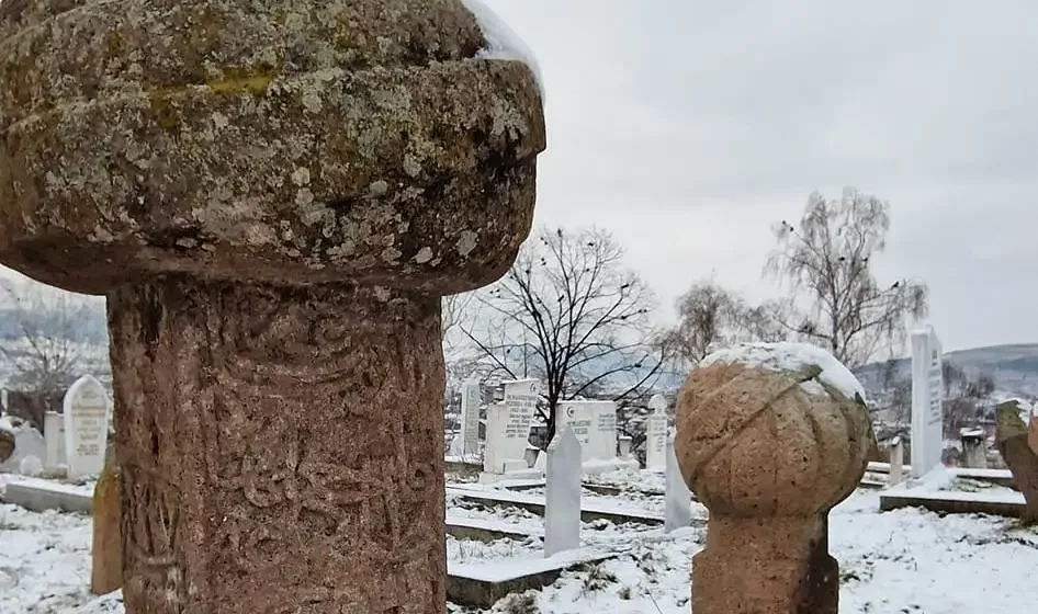 Groblje Gazilar u Novom Pazaru na listi je svetske kulturne baštine: Ko devastira jedno od najstarijih i najvećih muslimanskih grobalja? 1