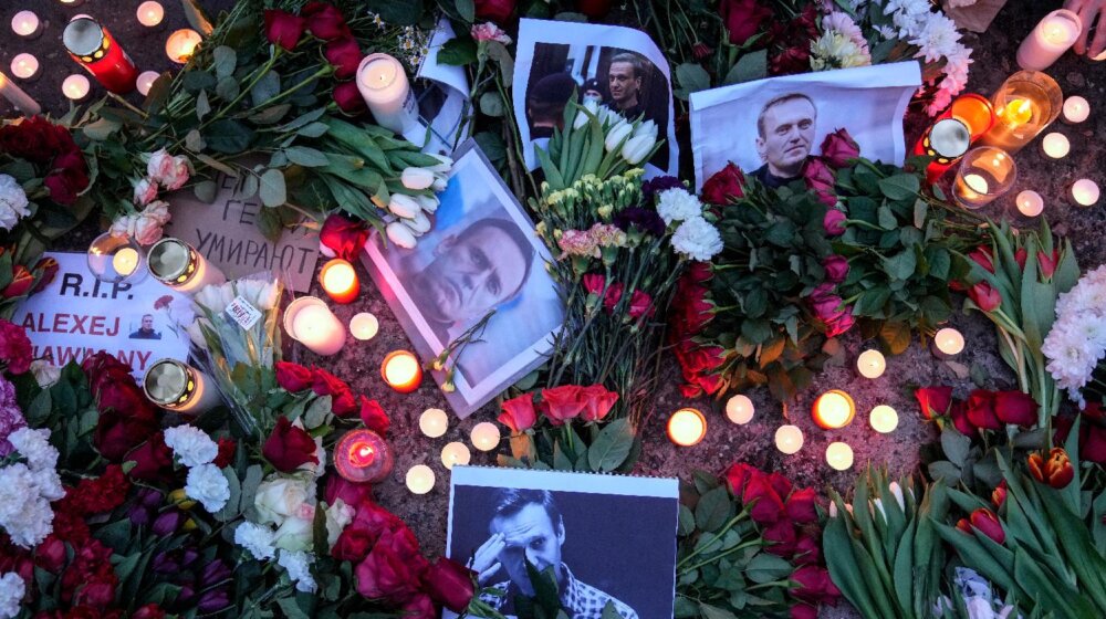 Policija u Rusiji privodi okupljene na skupovima u čast Navaljnog 1