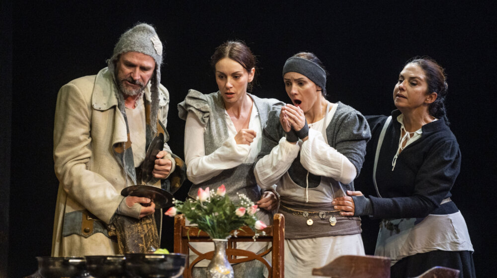 Izmaknuta od nevesele i dosadne stvarnosti: Predstava „Tre sorele“ 50. put 1