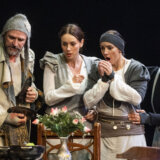 Izmaknuta od nevesele i dosadne stvarnosti: Predstava „Tre sorele“ 50. put 7