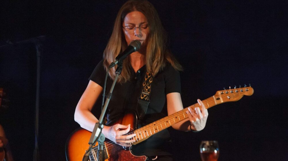 Muzički album na osnovu poezije iz knjige "Privremeni boravak": Za one koji slušaju Arsena, Ibricu Jusića, EKV, Darka Rundeka... 1