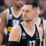 Ponitka ušao u konflikt sa navijačem Partizana 4