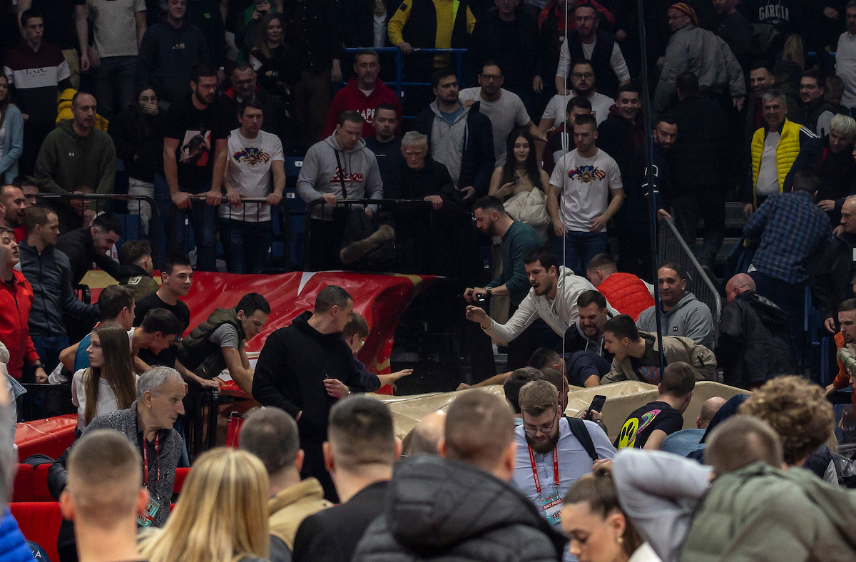Zašto je pobesnela publika u „Areni“: Da li su sudije oštetile Zvezdu u finišu utakmice? (VIDEO) 2 Zašto je pobesnela publika u „Areni“: Da li su sudije oštetile Zvezdu u finišu utakmice? (VIDEO) 2