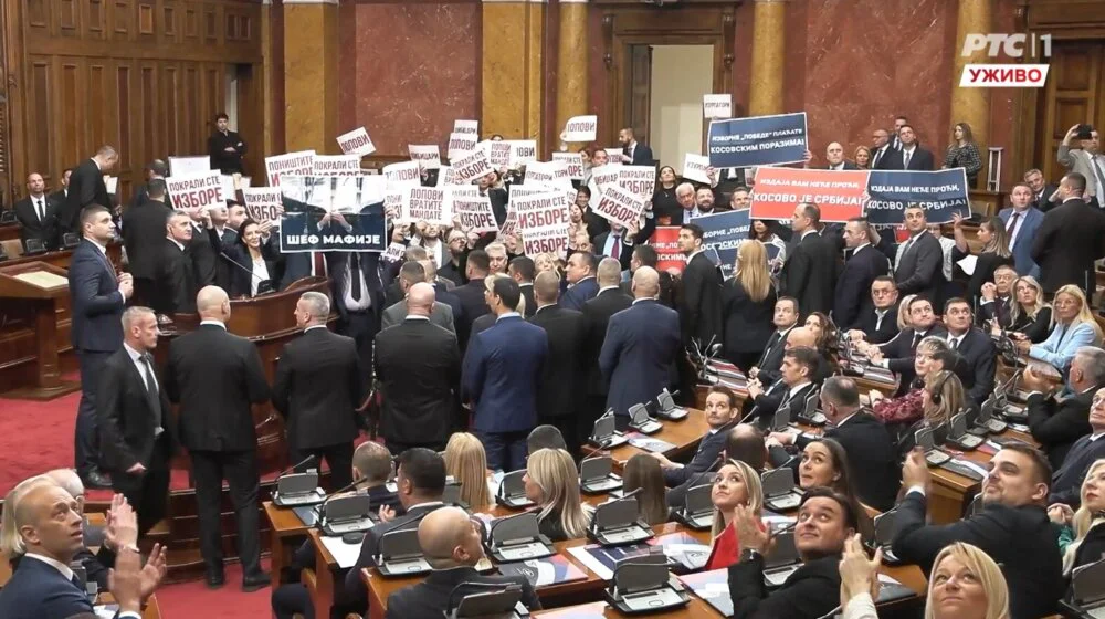 Konstituisana Skupština, poslanici dve opozicione koalicije se zakleli van sale (VIDEO/FOTO) 1