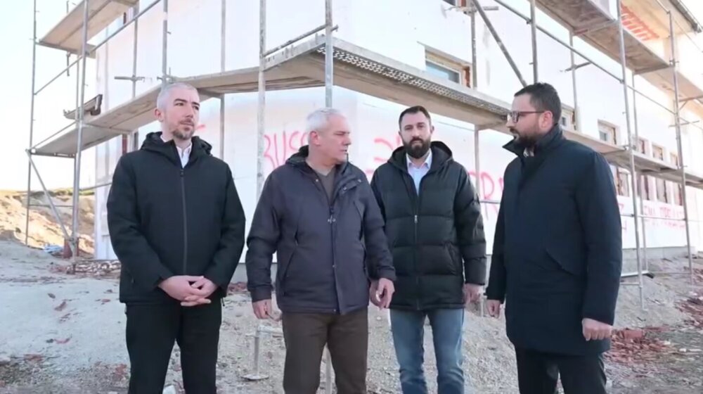 Kosovski ministri Svećlja i Krasnići obišli albansku kuću u Severnoj Mitrovici ispisanu "ekstremističkim porukama" 1