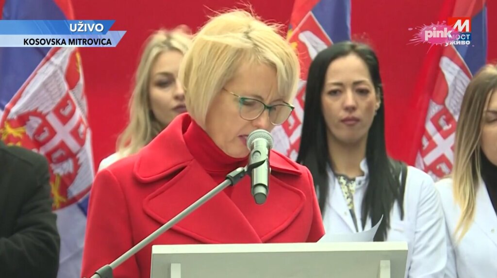 Sa protesta Srba u Kosovskoj Mitrovici zbog ukidanja dinara poruke međunarodnoj zajednici: Nije lako danas biti Srbin, ukidaju nam parče hleba 4 Sa protesta Srba u Kosovskoj Mitrovici zbog ukidanja dinara poruke međunarodnoj zajednici: Nije lako danas biti Srbin, ukidaju nam parče hleba 4