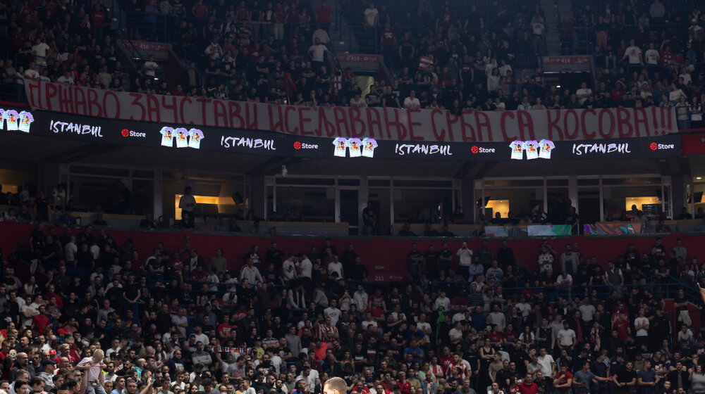 Transparent bez Vučića, ali za njega: Zašto je benigna "navijačka" poruka sa transparenta "Državo, zaustavi iseljavanje Srba sa Kosova!" izazvala toliko reakcija 1