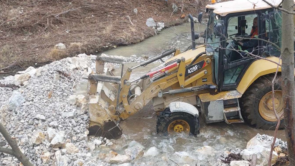 “Ja u svom dvorištu ne smem najobičniji toalet da izgradim bez dozvole, a kineska kompanija pregrađuje reku”: Meštani Krivelja trinaesti dan blokiraju prolaz kamiona kompanije Ziđin 8