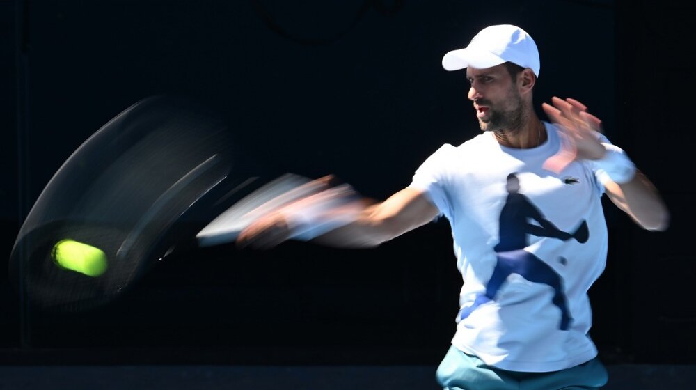 Sjaj u travi: Bose noge, barabar sa Sabalenkom i gol petom na "goliće" - kako se Novak Đoković sprema za povratak na Indijan Vels? (VIDEO) 1