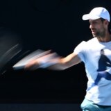 Sjaj u travi: Bose noge, barabar sa Sabalenkom i gol petom na "goliće" - kako se Novak Đoković sprema za povratak na Indijan Vels? (VIDEO) 4