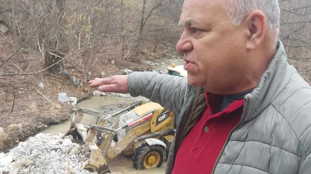 Dragan Ćosić i meštani Krivelja “Ja u svom dvorištu ne smem najobičniji toalet da izgradim bez dozvole, a kineska kompanija pregrađuje reku”: Meštani Krivelja trinaesti dan blokiraju prolaz kamiona kompanije Ziđin 7