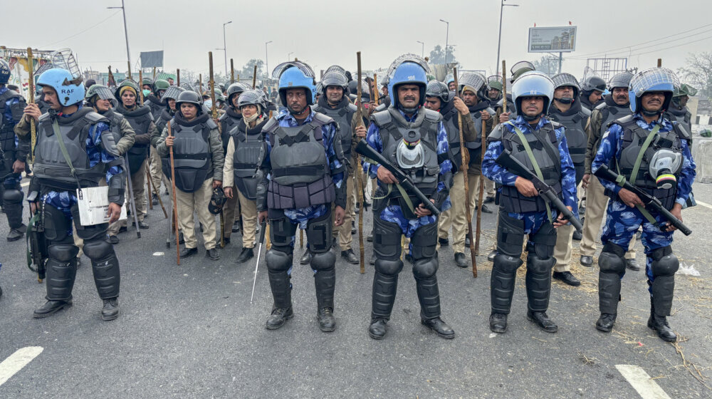 Protesti poljoprivrednika u Indiji: Policija upotrebila suzavac da spreči okupljanje u Nju Delhiju 1