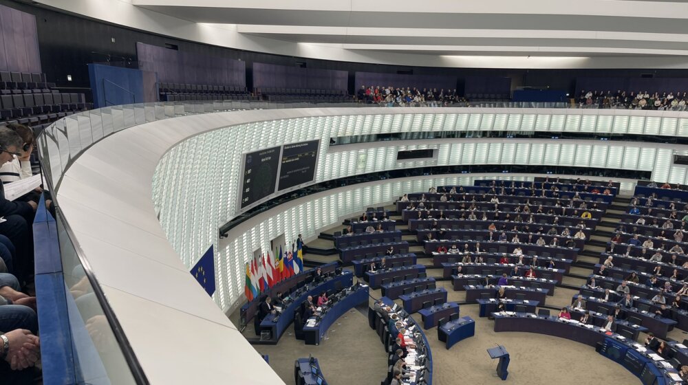 Opozicionari iz SPN sa galerije posmatrali usvajanje rezolucije EP o srpskim izborima 1