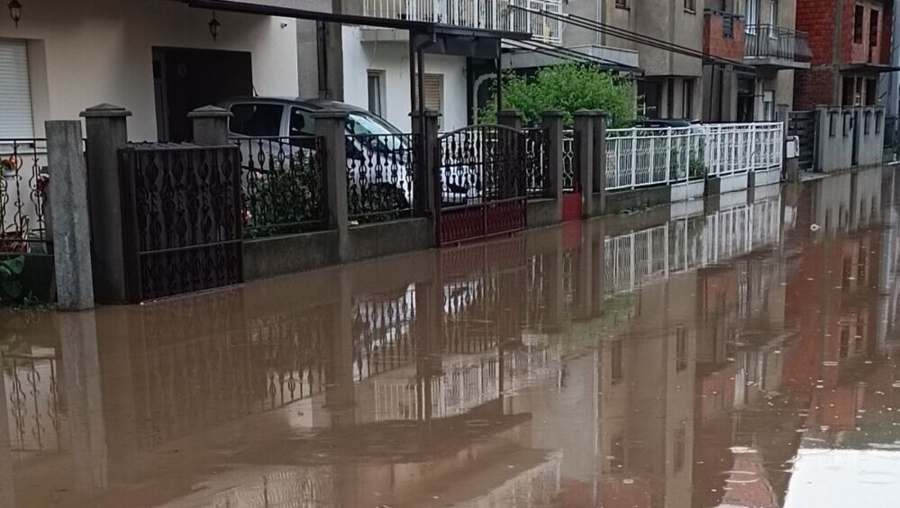 Građani niškog Delijskog Visa "čekali" gradonačelnicu, ona im "obećala" rešavanje komunalnih problema, a oni najavili novu blokadu saobraćaja 4