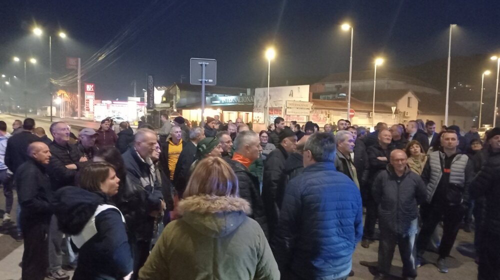 Građani niškog naselja Delijski Vis ponovo blokirali saobraćaj na putu Niš- Niška Banja- traže asfalt i kanalizaciju 1