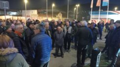 foto, delijski vis protest 24.2.24, ucesnik protesta Građani niškog naselja Delijski Vis u petak ponovo blokiraju saobraćaj, tražeći asfalt i kanalizaciju 12