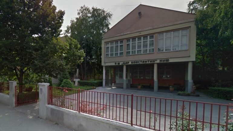 Učenica niške škole "Car Konstantin" pogođena kamenom u glavu zbog petice iz nemačkog? 1