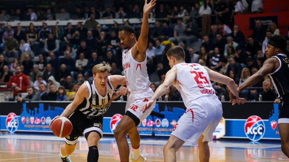 Amerikanac iz Vojvodine nedovoljan naspram svojih zemljaka iz Partizana: Večiti derbi u finalu Kupa Radivoja Koraća 1