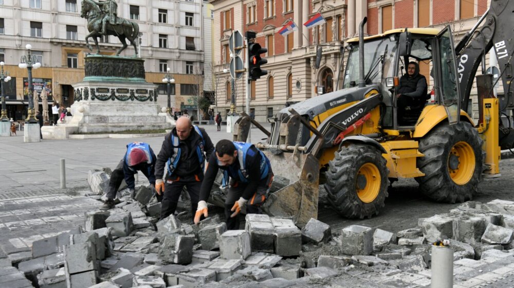 Asfaltira se kolovoz ispred Narodnog pozorišta 1