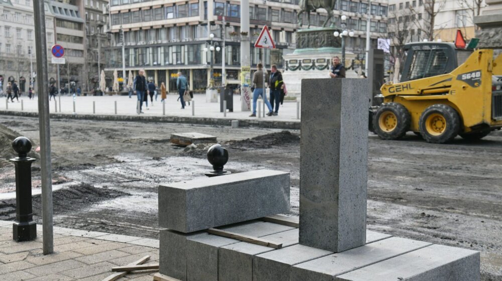 "Kocke ispred Moskve i dan-danas stoje": Zašto kaldrma na Trgu tone i koliko miliona nas to košta? 1