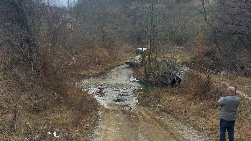 Meštani Krivelja brane reku “Ja u svom dvorištu ne smem najobičniji toalet da izgradim bez dozvole, a kineska kompanija pregrađuje reku”: Meštani Krivelja trinaesti dan blokiraju prolaz kamiona kompanije Ziđin 6