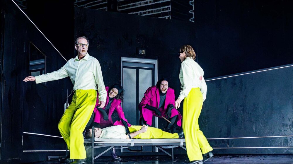 Burleska o deindividualizaciji: Kafkin "Zamak" u minhenskom Rezidencteatru 1