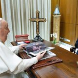 Martin Skorseze se sastao s papom Franjom i poklonio mu knjigu 7