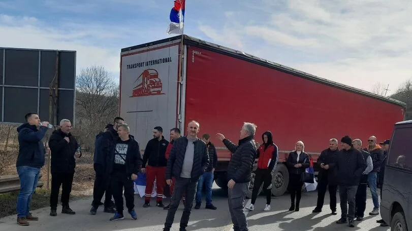 Raseljeni Srbi sa Kosova blokirali Merdare 1
