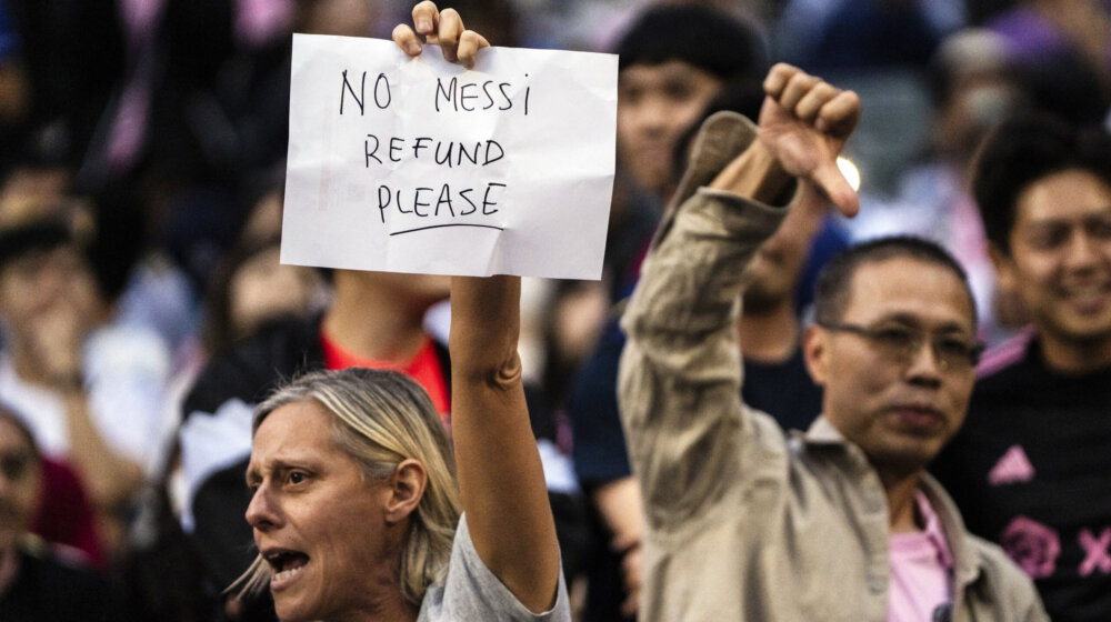 Od delirijuma do zvižduka dan posle: Navijači u Hongkongu besni zato što nije igrao Mesi, traže povraćaj novca (VIDEO) 1
