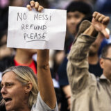 Od delirijuma do zvižduka dan posle: Navijači u Hongkongu besni zato što nije igrao Mesi, traže povraćaj novca (VIDEO) 6